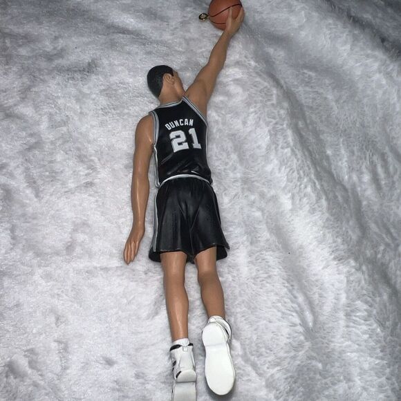 Hallmark Keepsake TIM DUNCAN NBA Ornament Hoop Stars - Picture 5 of 6